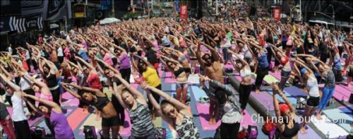 美国纽约时代广场11000人练瑜伽 庆祝夏至来临