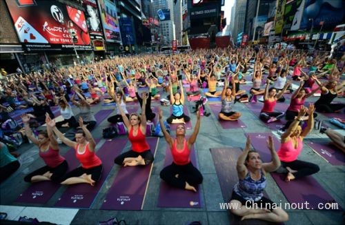 美国纽约时代广场11000人练瑜伽 庆祝夏至来临