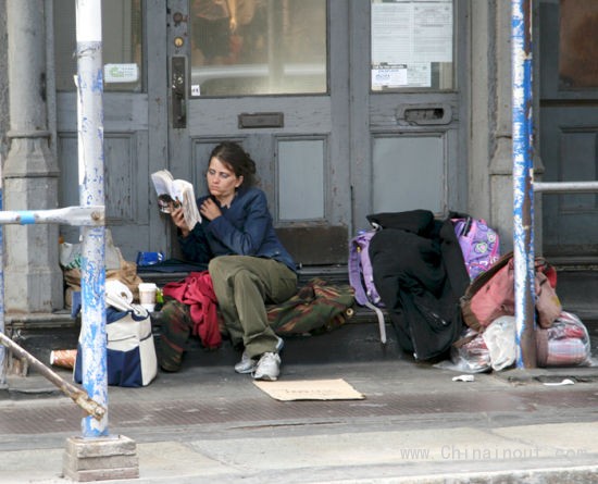 纽约街头正在读书的流浪者(图片来自New York Daily Photo)