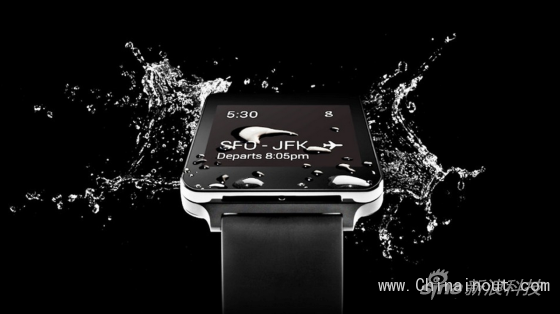 充电中的LG G Watch(左)与三星Gear Live(右)