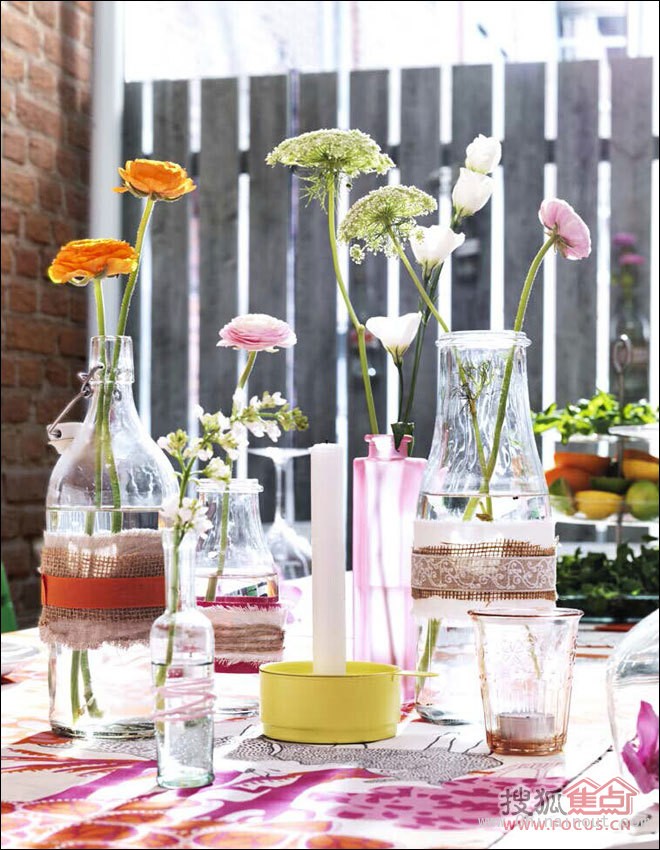 花瓶、瓶子和烛台为桌上增添浪漫气息