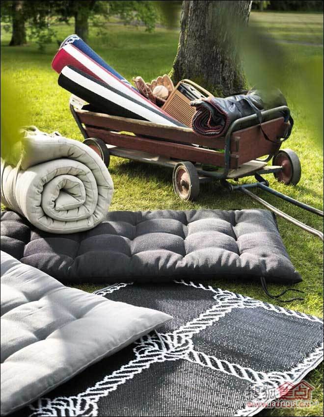 户外地毯、垫子和躺椅垫让人可轻松休息