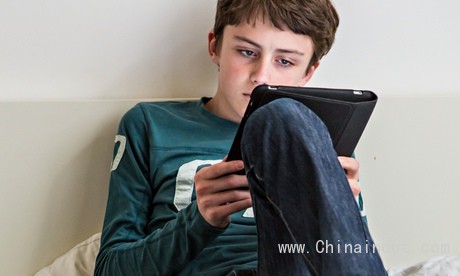 Teenager-using-tablet-011