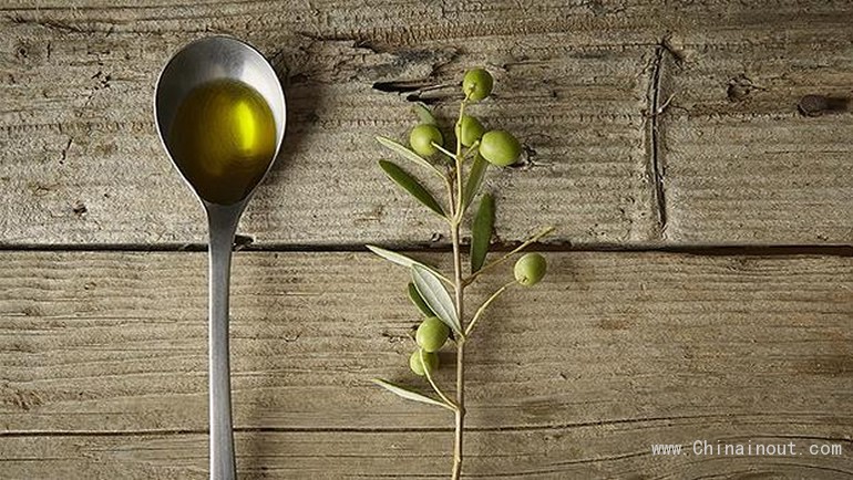 olive-for-life-olives-spoon
