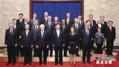 昨日，国家主席习近平在北京人民大会堂会见出席第七轮中美工商领袖和前高官对话的美方代表。新华社记者 黄敬文 摄
